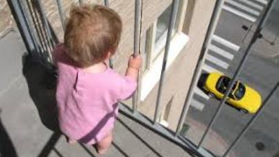 Bakıda azyaşlı dördüncü mərtəbədən yıxılaraq ölüb